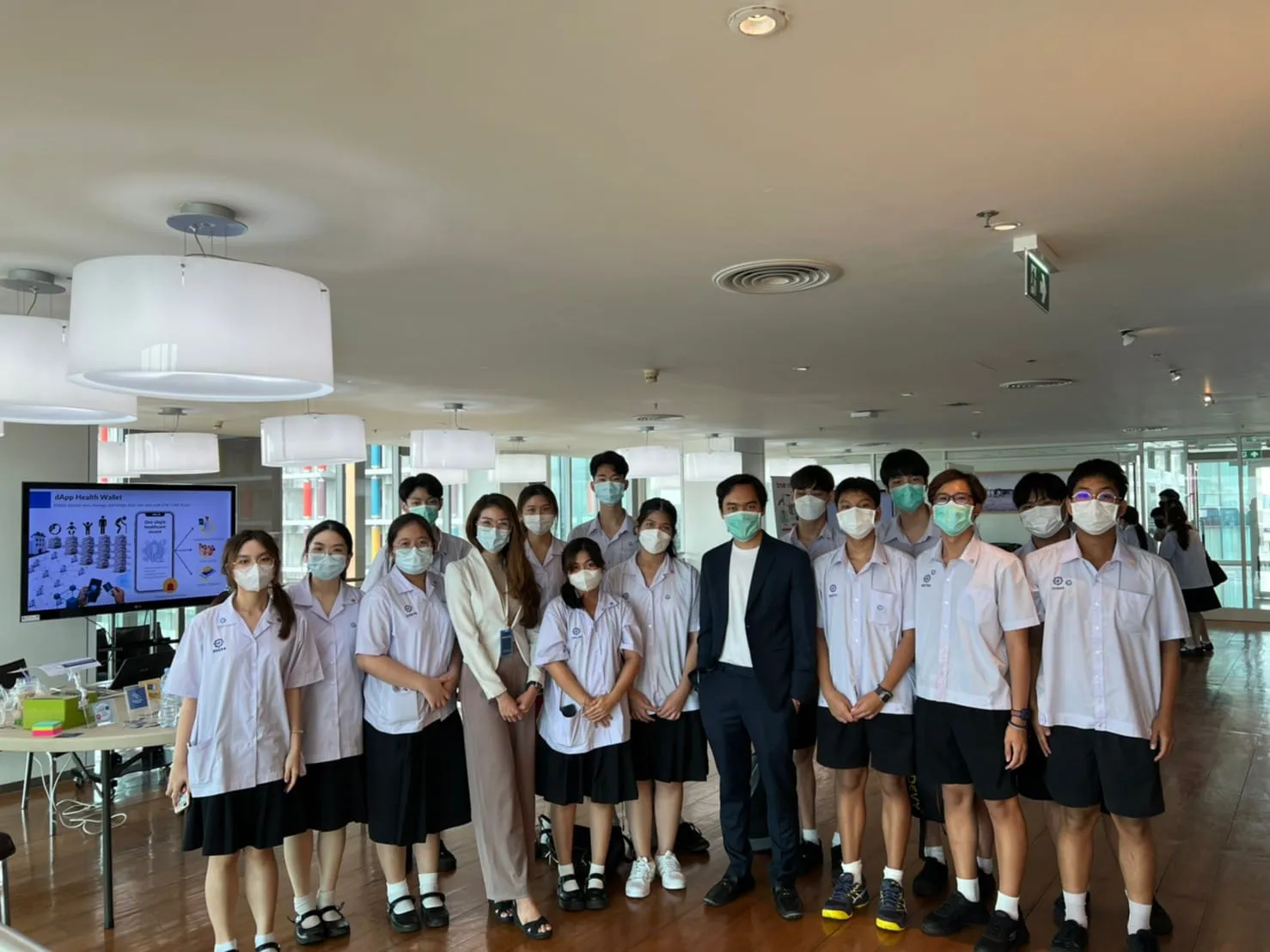 Prasarnmit Demonstration School students and presenters pose together at Siriraj Medical Research Center